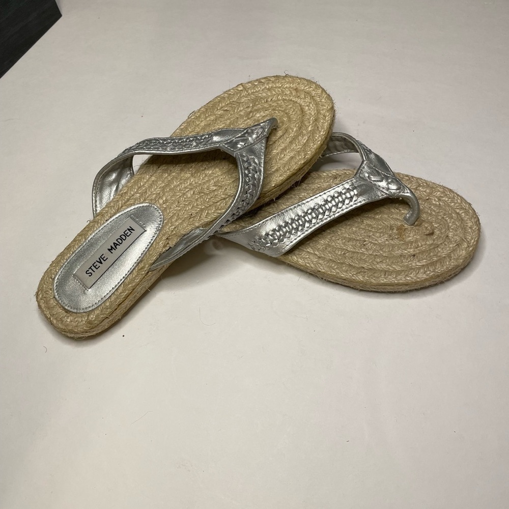 Steve Madden silver flip flops in women’s size 7